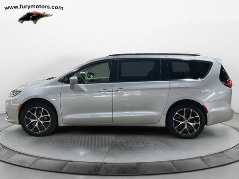 Used 2022 Chrysler Pacifica Touring-L AWD/4WD image 6