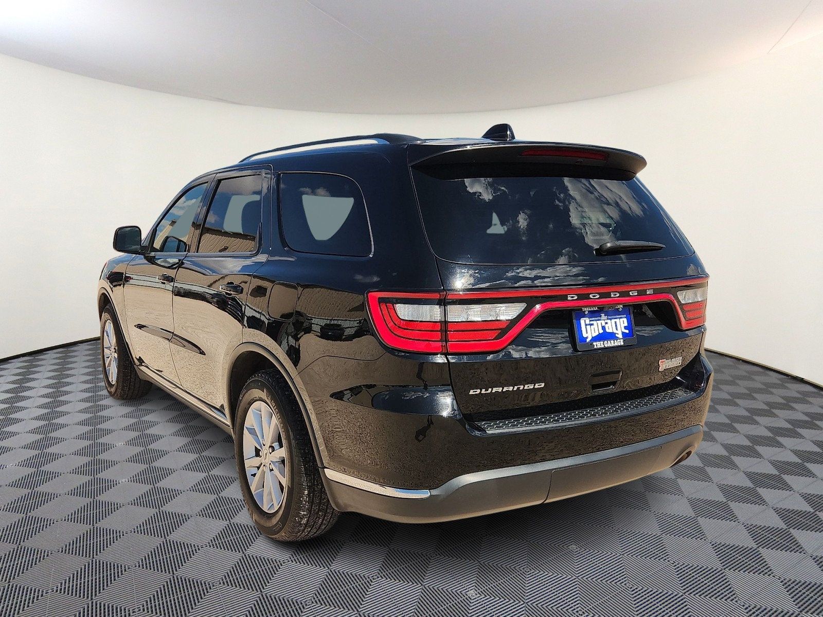 Used 2024 Dodge Durango SXT w/ 3rd Row Seating Group RWD image 3