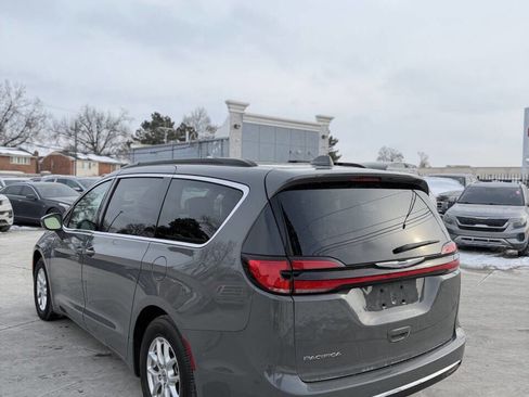 Used 2022 Chrysler Pacifica Touring-L image 4