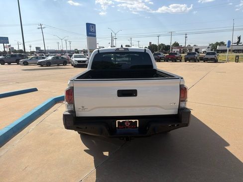 Used 2020 Toyota Tacoma TRD Sport w/ Technology Package AWD/4WD image 9