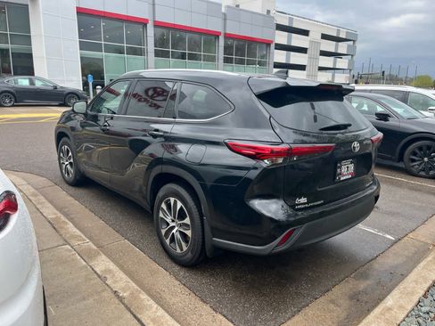 Used 2021 Toyota Highlander XLE AWD/4WD image 4