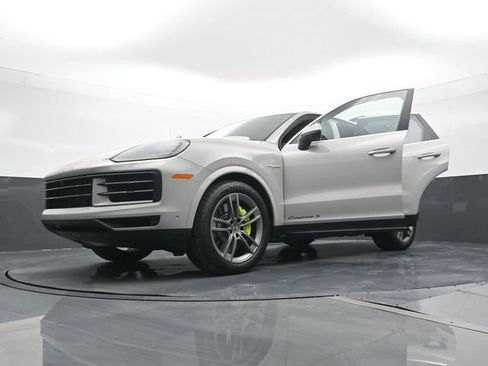 Certified 2025 Porsche Cayenne S AWD/4WD image 31