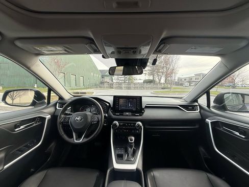 Used 2022 Toyota RAV4 XLE Premium image 14