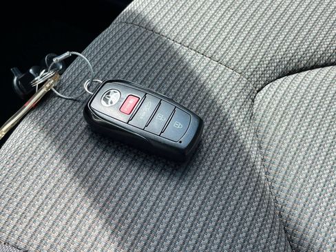 Used 2025 Toyota Highlander LE FWD image 17