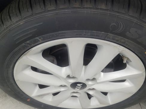 Used 2017 Kia Forte S image 31