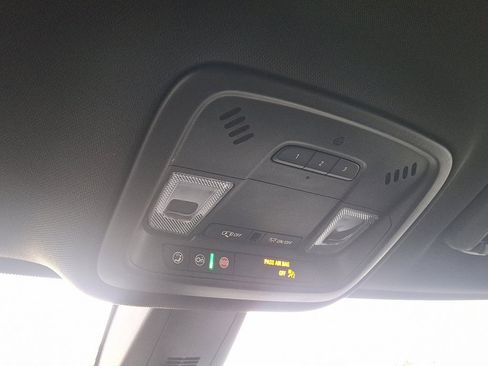 Used 2023 Chevrolet Traverse Premier image 33