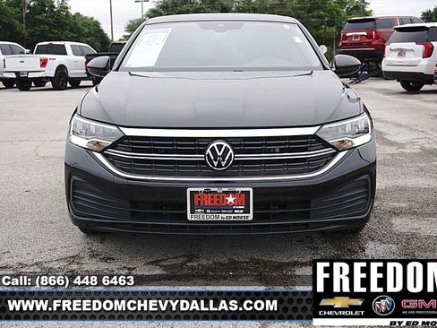 Used 2024 Volkswagen Jetta SE FWD image 2