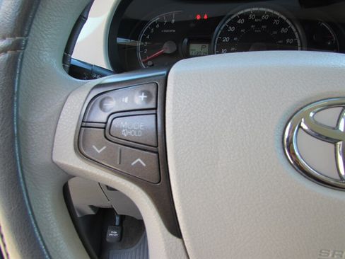 Used 2012 Toyota Sienna LE FWD image 13