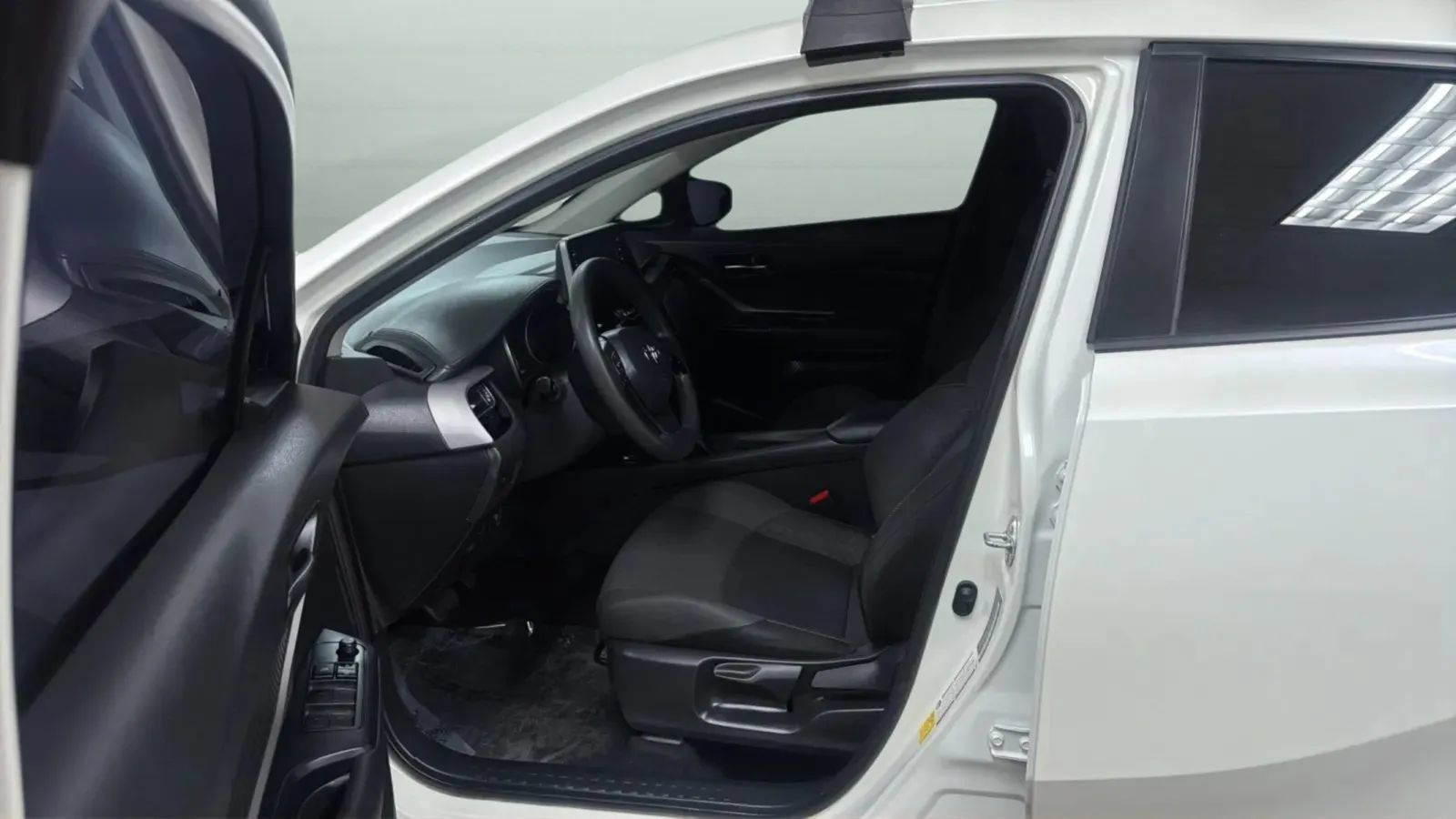 Used 2020 Toyota C-HR LE FWD image 20