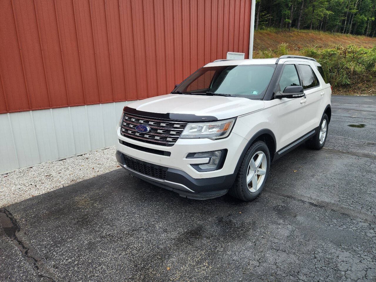 Used 2017 Ford Explorer XLT w/ Equipment Group 201A AWD/4WD image 2