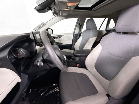 Used 2020 Toyota RAV4 XLE w/ Convenience Package image 3