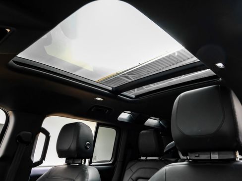 Used 2023 Land Rover Defender 110 SE image 5