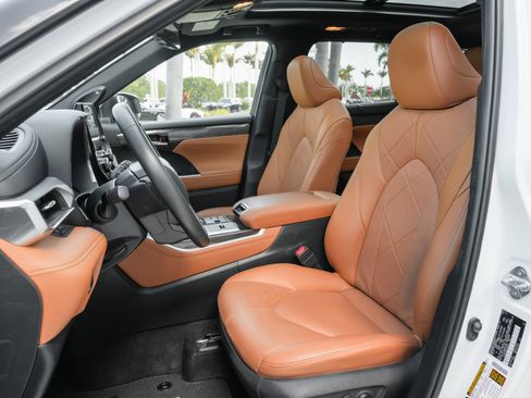 Used 2024 Toyota Highlander Platinum image 16