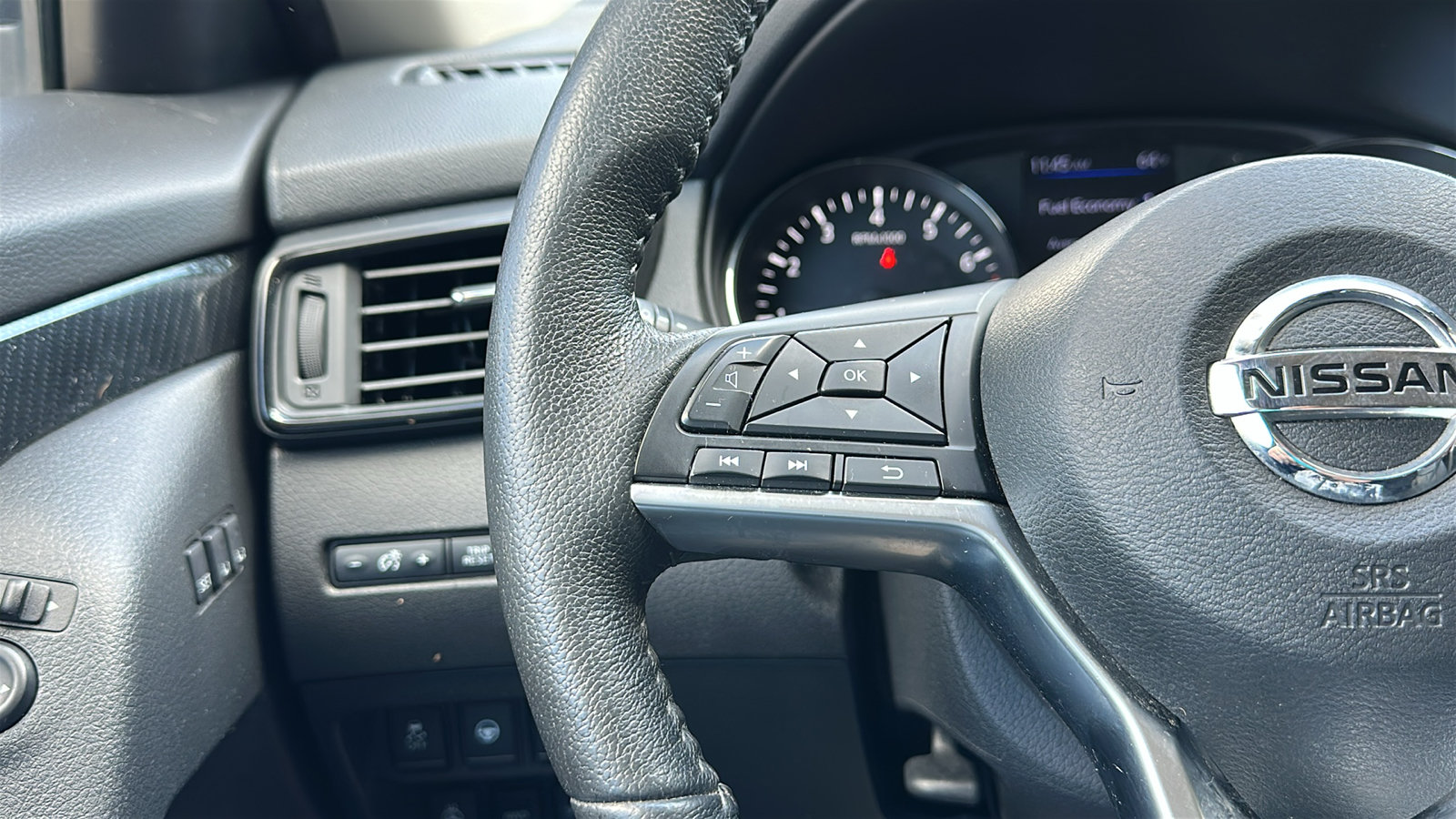Used 2019 Nissan Rogue SL AWD/4WD image 16