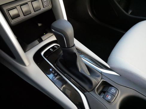 Used 2025 Toyota Corolla Cross LE image 24