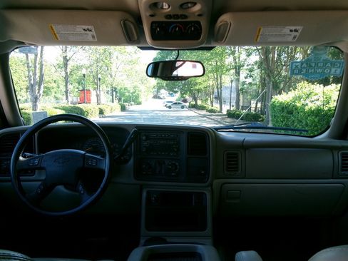 Used 2005 Chevrolet Suburban Z71 w/ Preferred Equipment Group image 17