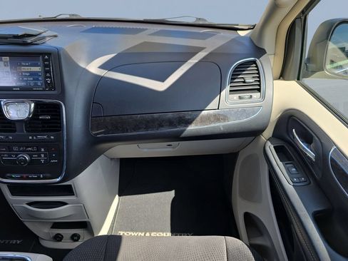 Used 2011 Chrysler Town & Country Touring FWD image 15