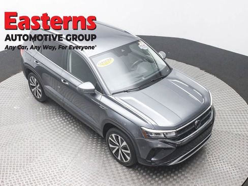 Used 2024 Volkswagen Taos SE image 3