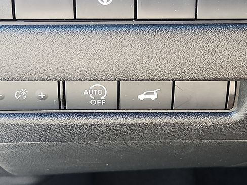 Used 2025 Nissan Rogue SV AWD/4WD image 25