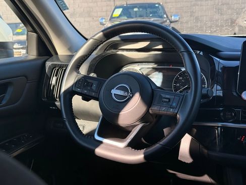 Used 2025 Nissan Pathfinder SV image 18