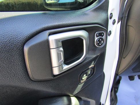 Used 2018 Jeep Wrangler Unlimited Sahara image 8