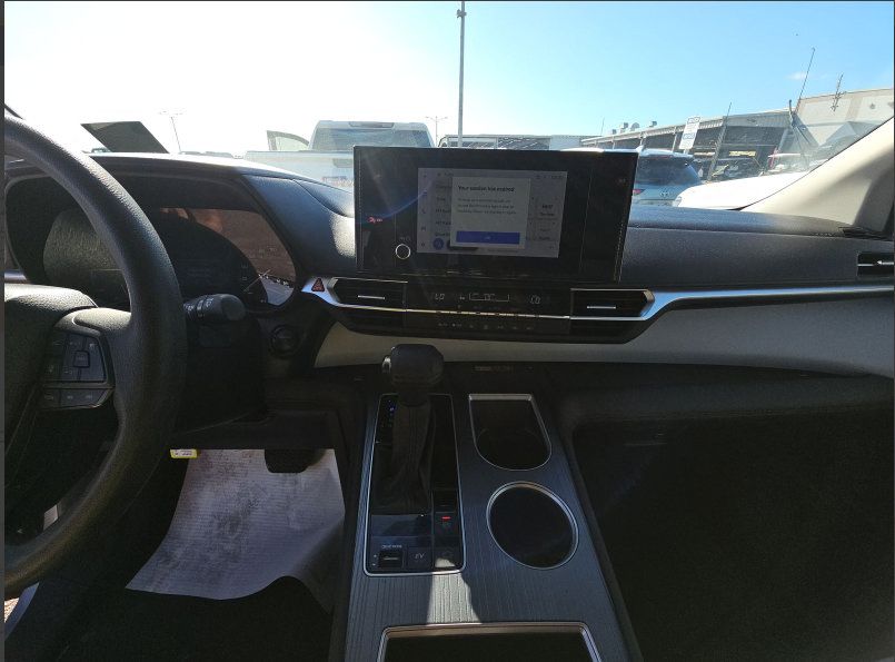 Used 2025 Toyota Sienna LE FWD image 11
