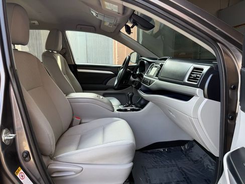 Used 2018 Toyota Highlander LE image 19