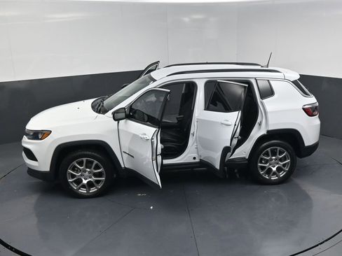 Used 2022 Jeep Compass Latitude AWD/4WD image 27