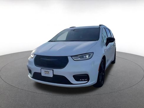 Used 2025 Chrysler Pacifica Limited image 7