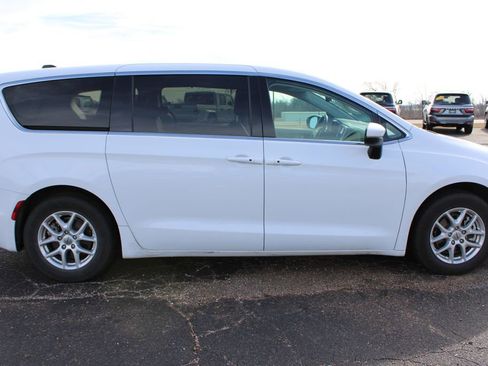 Used 2023 Chrysler Pacifica Touring-L image 11