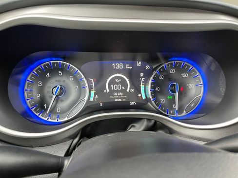 Used 2023 Chrysler Pacifica Touring-L FWD image 18