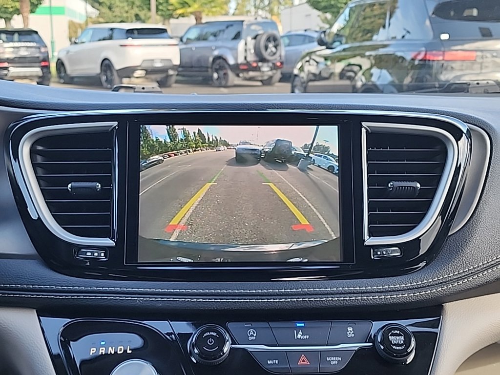 Used 2022 Chrysler Pacifica Touring-L FWD image 25