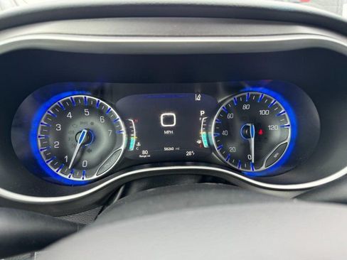 Used 2024 Chrysler Pacifica Touring-L FWD image 24