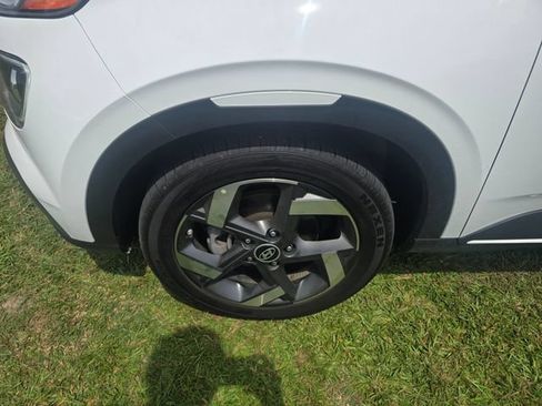Used 2025 Hyundai Venue Limited FWD image 2