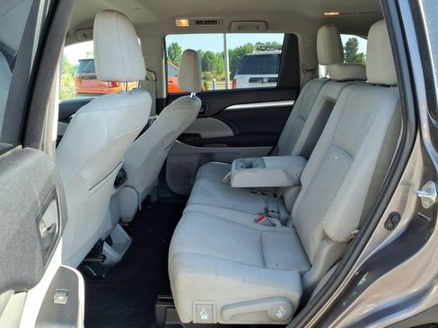 Used 2014 Toyota Highlander LE AWD/4WD image 5