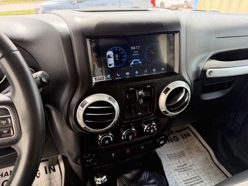 Used 2018 Jeep Wrangler Unlimited Sahara AWD/4WD image 13