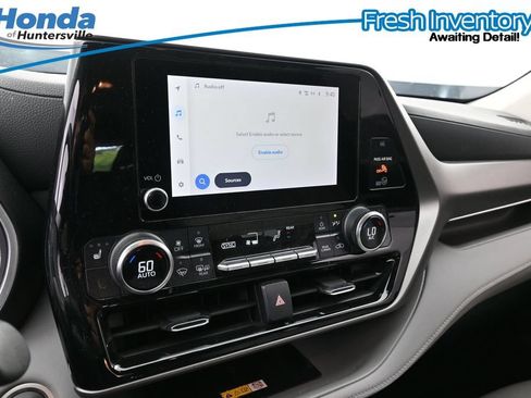 Used 2024 Toyota Highlander XLE FWD image 14