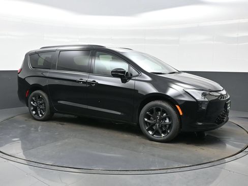New 2027 Chrysler Pacifica Limited AWD/4WD image 10