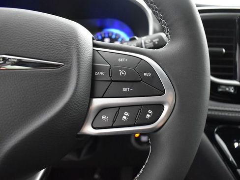 New 2025 Chrysler Pacifica Select image 17