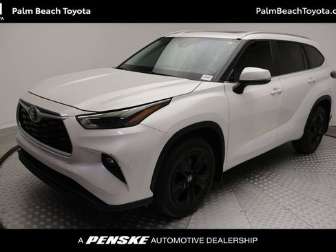 Certified 2024 Toyota Highlander XLE FWD image 1