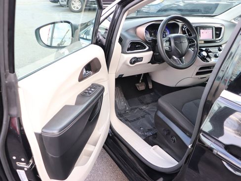 Used 2023 Chrysler Voyager LX image 10