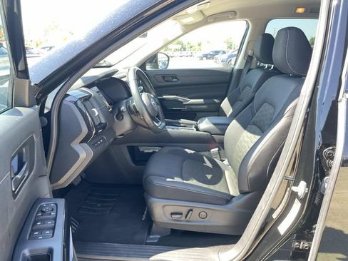 Used 2025 Nissan Pathfinder SV FWD image 11