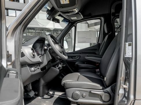 Used 2025 Mercedes-Benz Sprinter 2500 image 13