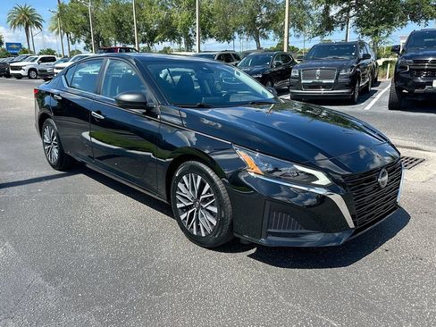 Used 2024 Nissan Altima 2.5 SV FWD image 3