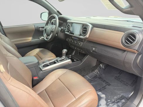 Used 2020 Toyota Tacoma Limited image 34