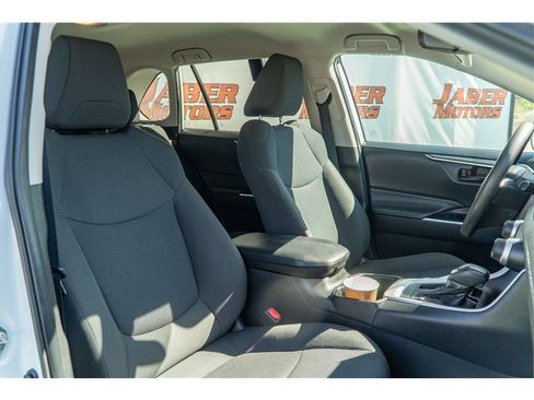 Used 2019 Toyota RAV4 LE FWD image 5