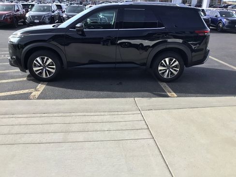 Used 2025 Nissan Pathfinder SL image 3