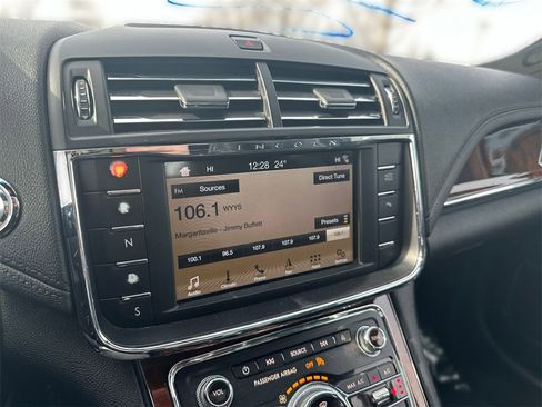 Used 2017 Lincoln Continental Select image 13