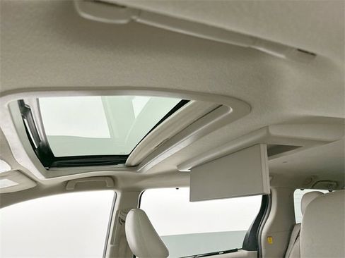 Used 2011 Toyota Sienna XLE w/ Premium Pkg image 22