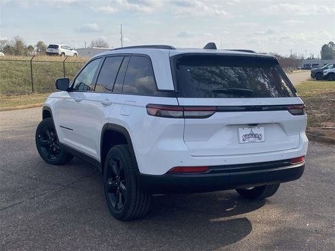 New 2025 Jeep Grand Cherokee Altitude image 4
